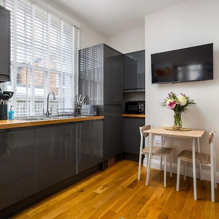 Contemporary Ground Floor Apartment - Town Centre With Parking! เชลเทนแฮม ภายนอก รูปภาพ