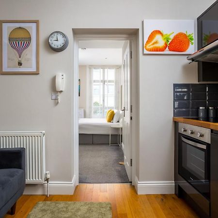 Contemporary Ground Floor Apartment - Town Centre With Parking! เชลเทนแฮม ภายนอก รูปภาพ