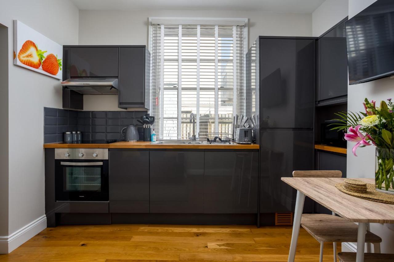 Contemporary Ground Floor Apartment - Town Centre With Parking! เชลเทนแฮม ภายนอก รูปภาพ