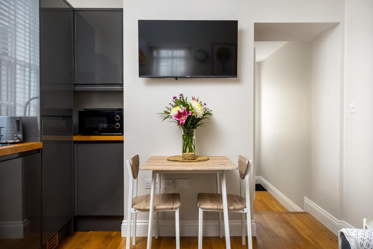 Contemporary Ground Floor Apartment - Town Centre With Parking! เชลเทนแฮม ภายนอก รูปภาพ