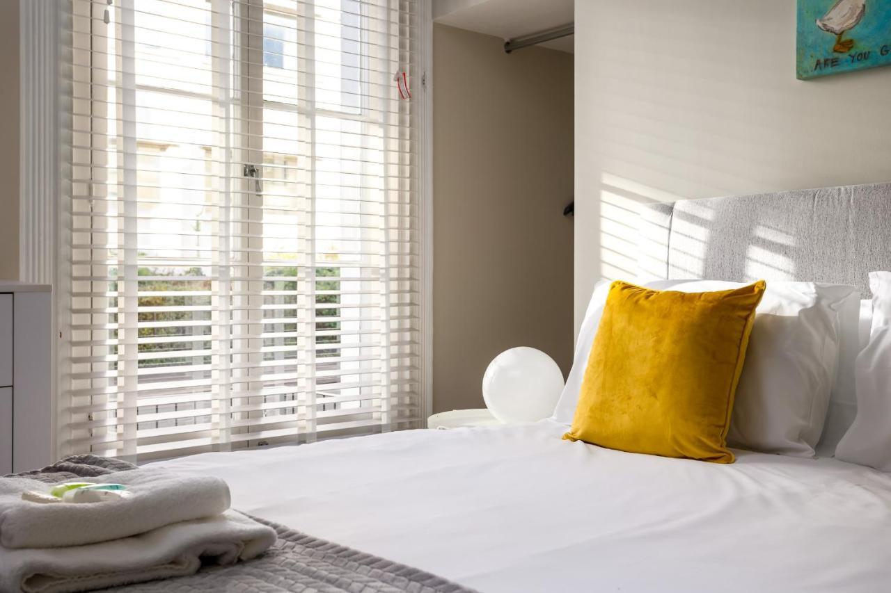 Contemporary Ground Floor Apartment - Town Centre With Parking! เชลเทนแฮม ภายนอก รูปภาพ